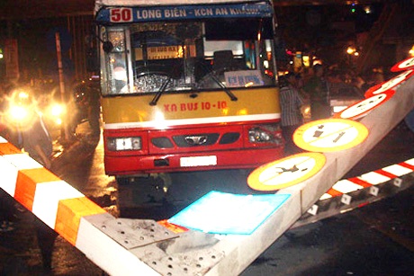 Lên đường cấm húc đổ cổng biển báo, tài xế xe buýt bị khởi tố