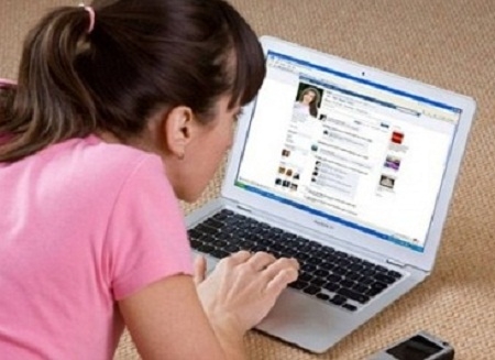 Dùng mỹ nhân kế lên Facebook để bắt con nợ