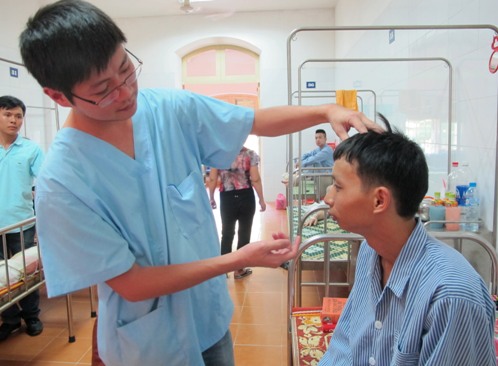 Người đàn ông có hàm răng dính chặt 17 năm