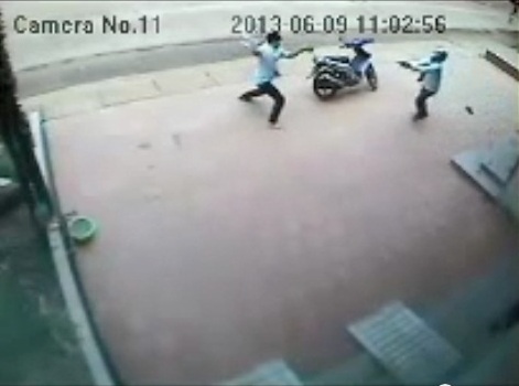 Dân tóm sống tên cướp tiệm vàng có 2 súng