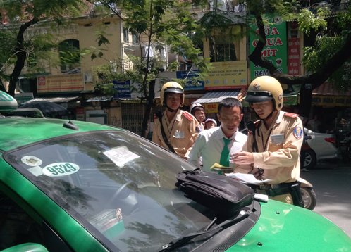 Hà Nội: CSGT "xử" 163 xe khách, taxi