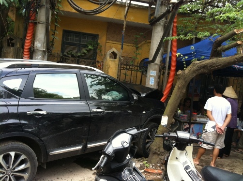 Hà Nội: Xế hộp nghiền nát xe máy rồi lao vào quán nước