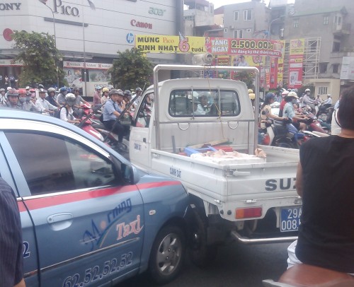 "Xin tha" không được, tài xế taxi hất công an lên nắp capo