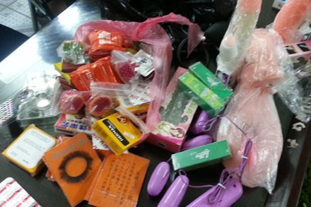 Vận chuyển hàng trăm dụng cụ kích dục bằng máy bay