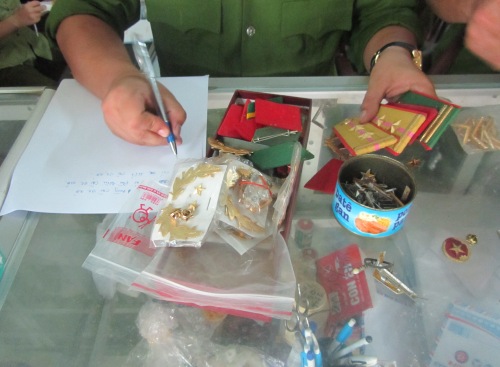 Cấm cảnh sát cho, tặng trang phục Công an nhân dân