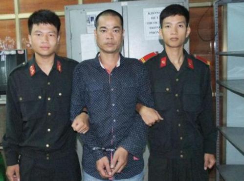 Mang “hàng nóng” đi chơi bị cơ động tóm gọn