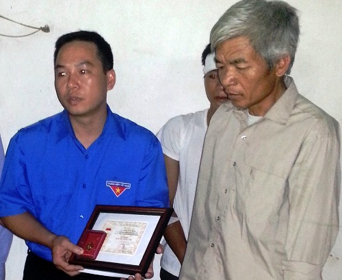 Truy tặng anh hùng nhường áo phao Huy hiệu “Tuổi trẻ dũng cảm”