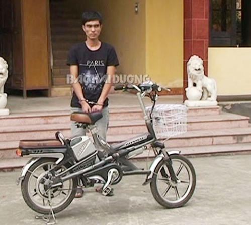 Trói học sinh vào mộ, cướp xe đạp điện