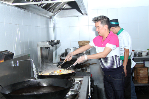 Đàm Vĩnh Hưng gây bất ngờ vì tài nấu nướng