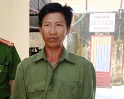Mâu thuẫn, vác dao đâm thủng bụng hàng xóm