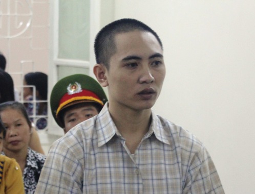 Mang dao xông vào công ty người yêu cũ để “hàn gắn tình cảm”