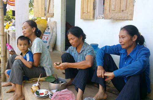 Vụ 4 trẻ bị tường sập đè chết: Tang thương xóm núi