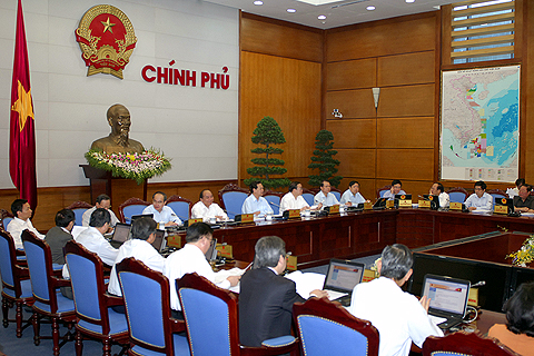 Bộ Tài chính đề xuất giảm lương “phản cảm lắm”