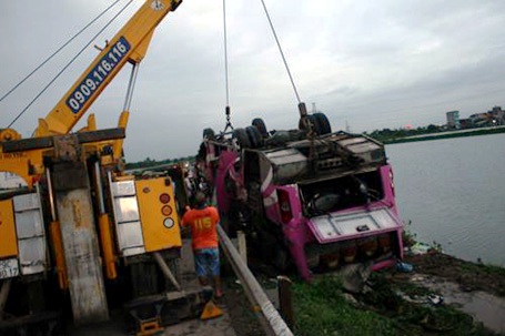 Hà Nội: Xe 29 chỗ lao xuống ao, 1 người tử nạn