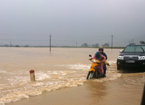 Đi học về, 2 cháu nhỏ bị lũ cuốn trôi