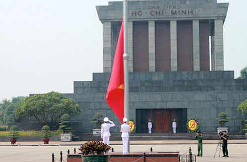 Hạ cờ rủ Quốc tang Đại tướng trên Quảng trường Ba Đình