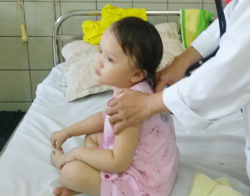 Mẹ đựng dầu hoả trong chai Lavie, con uống vào nhập viện cấp cứu