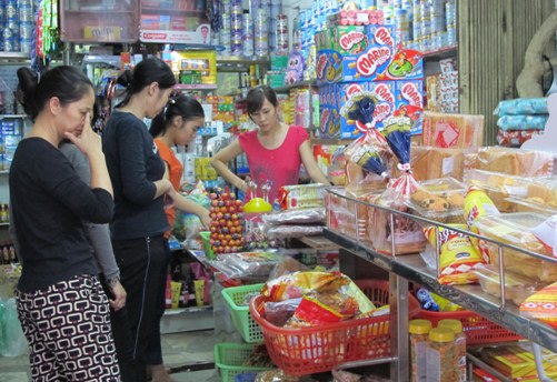 Người Hà Nội hối hả tích trữ đồ ăn đối phó siêu bão