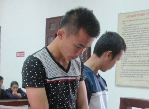Cho cô gái đi nhờ xe rồi đưa vào nhà nghỉ hãm hiếp