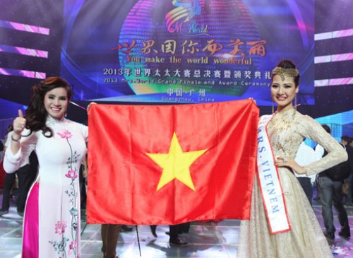 Đại diện Việt Nam cầm ngược cờ, đeo dải băng sai tên nước thi Mrs. World