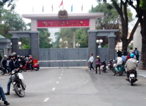 Bị giữ hàng vô cớ, dân kéo tới trụ sở CA tỉnh Thanh Hóa