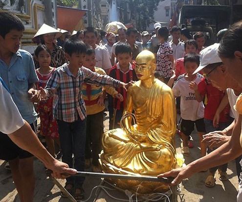 Hà Nội: Sư trụ trì đưa tượng giống mình vào chùa "hô thần nhập tượng"