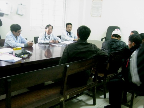 Bệnh nhân chết ngoài hành lang bệnh viện, người nhà bức xúc