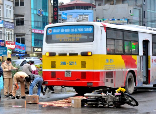 Bị xe buýt tông, thai phụ chết thảm