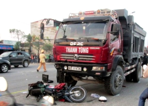 Xe tải nổ lốp, người chạy xe máy chết oan