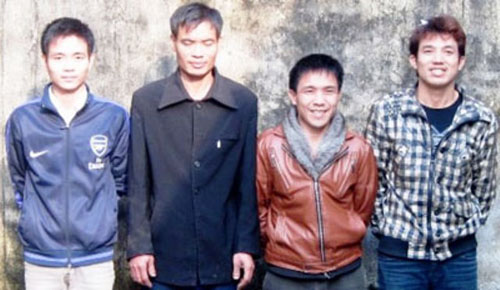 Bị truy đuổi, con bạc dùng gạch "chọi" vỡ đầu công an
