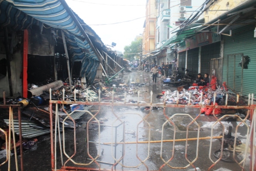 Hà Nội: Cháy chợ Xanh, tiểu thương lao vào cứu hàng hóa Tết