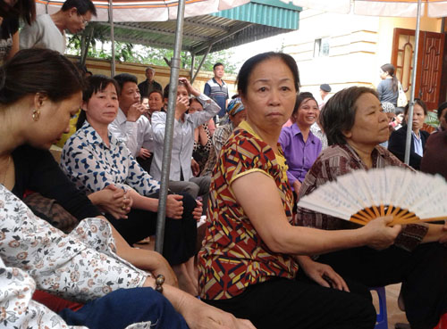 Lật tẩy chữa bệnh bằng “bắt tay, nghe hát”