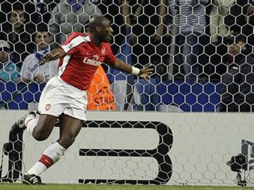 Cựu “pháo thủ” Sol Campbell treo giày