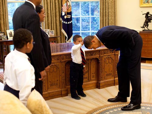 Bé 5 tuổi xoa đầu ông Obama