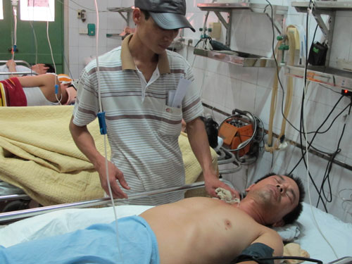Máy tuốt lúa “nuốt” trọn bàn tay