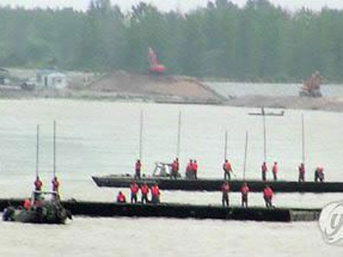 Lính Trung Quốc tập vượt sông ở biên giới Triều Tiên