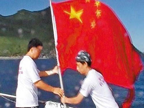Tàu Đài Loan “tuyên bố chủ quyền” bằng cờ Trung Quốc
