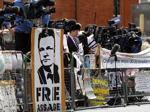 Ecuador cho Julian Assange tị nạn