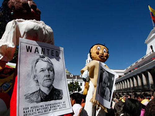 Ecuador: Bố ráp sứ quán bắt Assange là “tự sát”