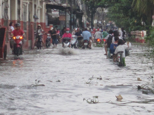 Triều cường đạt đỉnh, TPHCM chìm trong nước
