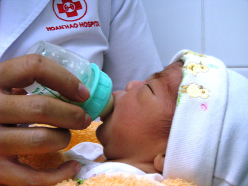 Bỏ con vào túi ni lông cột chặt, vứt thùng rác