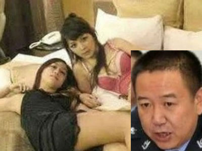 Cách chức giám đốc công an lên chức cho 2 bồ nhí