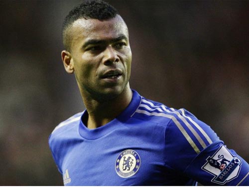 Chelsea phá két để giữ chân Ashley Cole