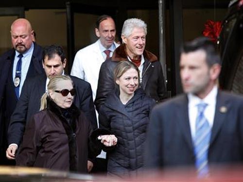 Chuyến rời bệnh viện bí ẩn của bà Clinton