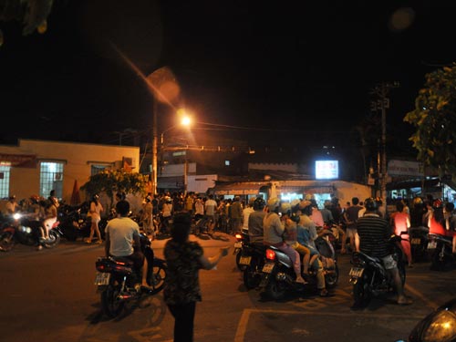Chém chết bạn gái cũ trong quán ăn