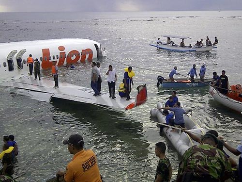 Máy bay gãy đôi dưới biển, 108 người sống sót