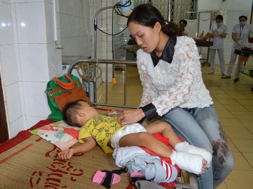 Bị xe tải kéo nát 2 đùi, bà vẫn ôm chặt cháu