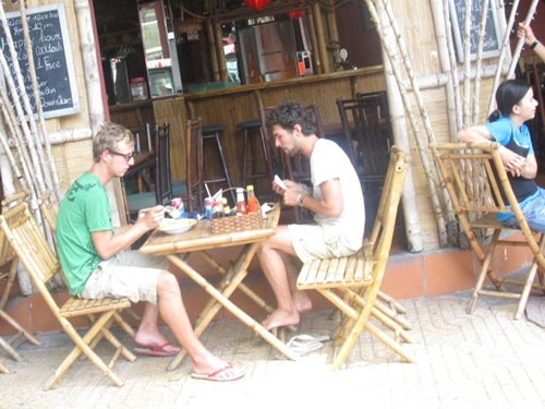 Nhiều khách Việt hống hách khi vào quán ăn phố "Tây"