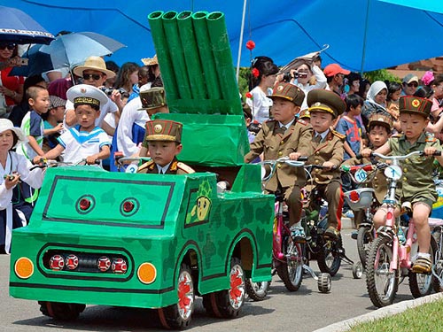 Trẻ em Triều Tiên diễu binh mừng Quốc tế Thiếu nhi