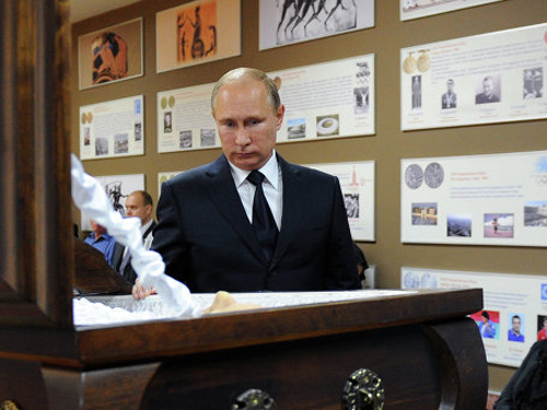 Ông Putin trốn ống kính tại lễ tang thầy